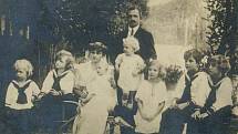 Karel I. s rodinou ve švýcarském exilu v roce 1921. Nejstarší syn Otto byl v té době devítiletý, na snímku zřejmě druhý zprava