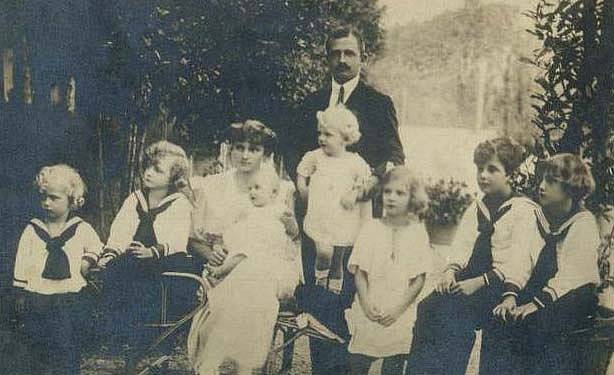 Karel I. s rodinou ve švýcarském exilu v roce 1921. Nejstarší syn Otto byl v té době devítiletý, na snímku zřejmě druhý zprava
