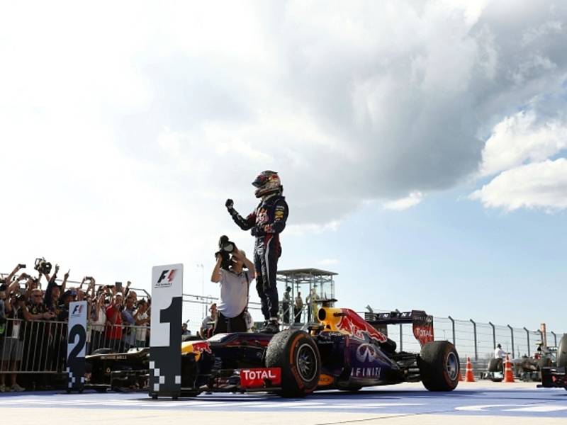 Sebastian Vettel vyhrál také Velkou cenu USA a je prvním pilotem formule 1 v historii, který získal v jedné sezoně osm vítězství za sebou. 