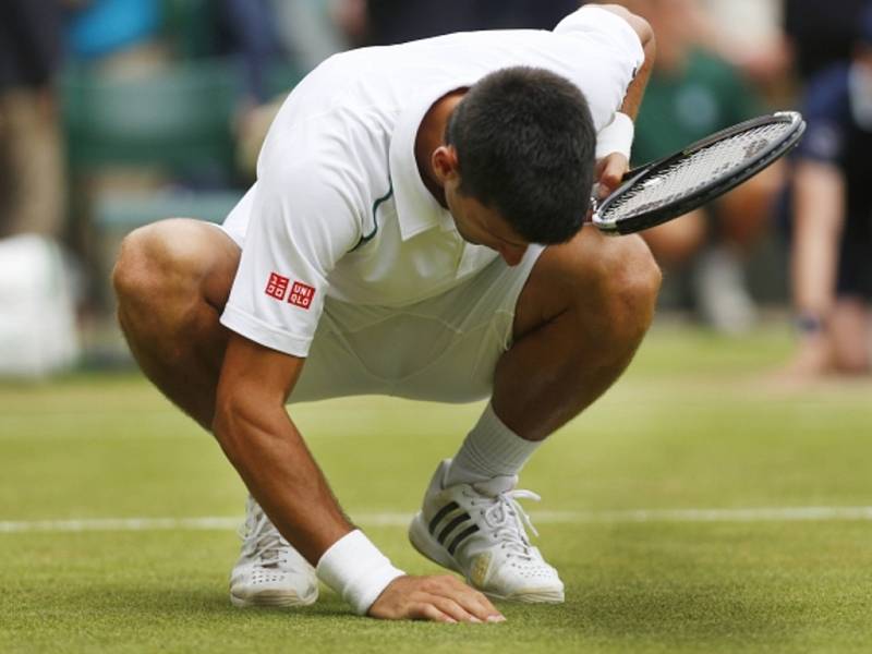 Novak Djokovič snědl po vítězství na Wimbledonu stéblo trávy z kurtu.