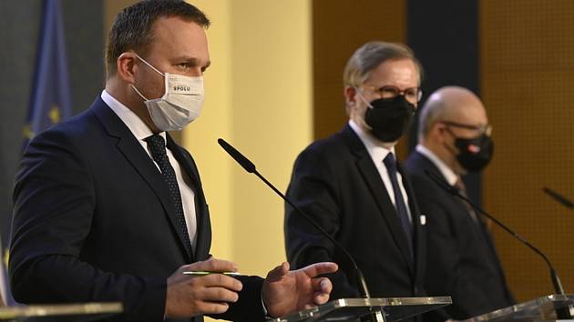 Tisková konference po zasedání vlády premiéra Petra Fialy, 29. prosince 2021 v Praze. Vlevo je ministr práce a sociálních věcí Marian Jurečka.