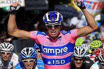 Cyklista Alessandro Petacchi se raduje z etapového vítězství na Giro d'Italia.