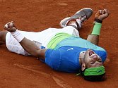 Rafael Nadal se raduje z pátého titulu na Roland Garros.