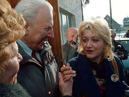 Jugoslávská letuška Vesna Vulovičová , která jako jediná přežila havárii jugoslávského letadla v lednu 1972 u Srbské Kamenice na Děčínsku, navštívila po v roce 1997 místo tragédie a položila u pomníčku obětem kytičku.