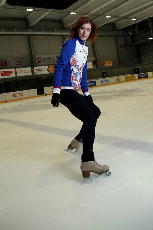 Krasobruslařka Eliška Březinová trénuje na zimním stadionu v Kuřimi.