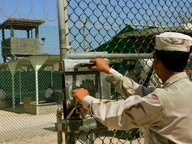Věznice na americké námořní základně Guantánamo.