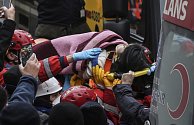 Záchranáři z trosek zřícené budovy v Istanbulu vyprostili pětiletou dívku