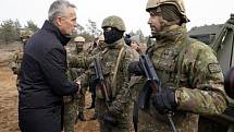Generální tajemník NATO Jens Stoltenberg s vojáky aliance. Ilustrační foto.