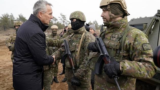 Generální tajemník NATO Jens Stoltenberg s vojáky aliance. Ilustrační foto.