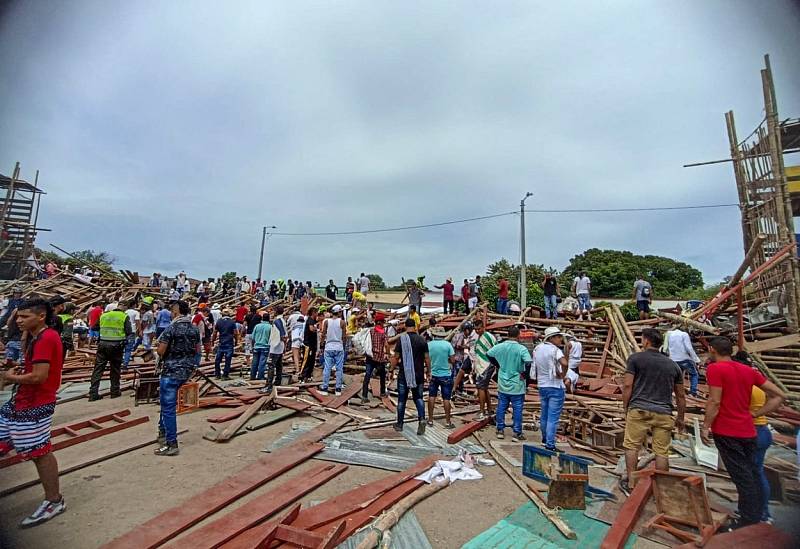 Záchranáři a policisté na místě neštěstí v kolumbijském El Espinal. Při býčích zápasech se tu zřítila tribuna plná lidí.