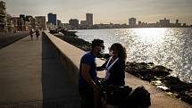 Opatření kvůli koronaviru se nevyhnula ani ostrovním státům. Na snímku ulice Havany, hlavního města Kuby.