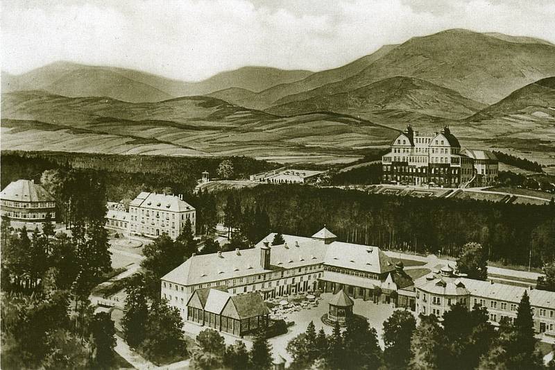 Historický pohled na termální lázně Velké Losiny, hotel Eliška uprostřed dole, Chaloupka úplně vlevo.