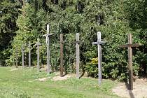 Podle legendy bylo všech devět mrtvých pochováno právě na místě, kde nyní stojí devět křížů.