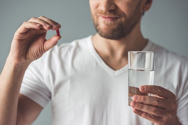 Vědci vyvinuli mužskou antikoncepční pilulku. Hlavní roli hraje vitamin A -  Deník.cz