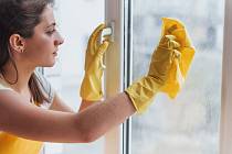 Škrob pomůže odstranit špínu z oken, nezanechává šmouhy a okna se budou krásně lesknout