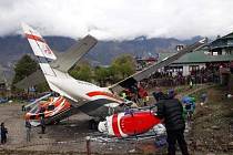 Na nepálském letišti poblíž nejvyšší hory světa Mount Everestu havarovalo malé letadlo