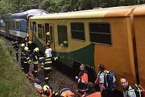 U Karlových Varů se čelně střetly dva vlaky. Na místě jsou oběti i desítky zraněných.