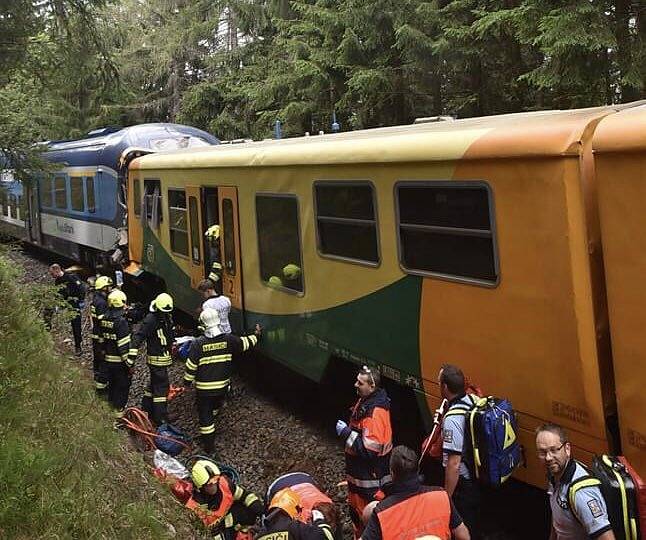 U Karlových Varů se čelně střetly dva vlaky. Na místě jsou oběti i desítky zraněných.