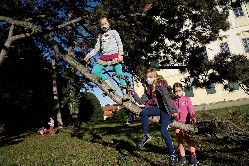 Neškola Vranovice. Děti z komunitní skupiny na výletě v parku u zámku Valtice.