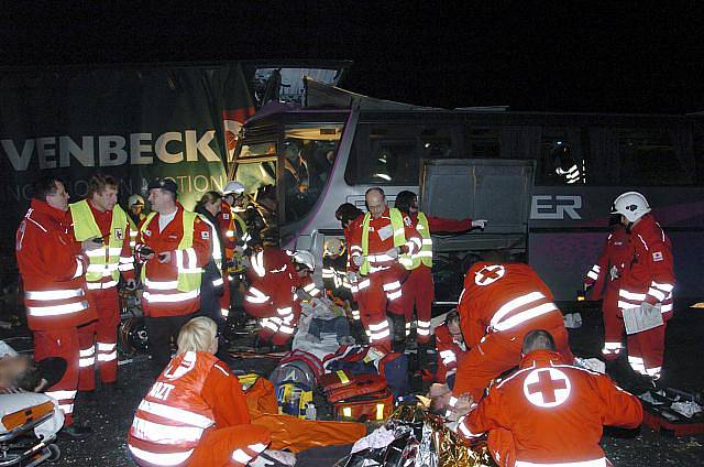 Šest lidí zahynulo při srážce německého autobusu a dvou nákladních vozů