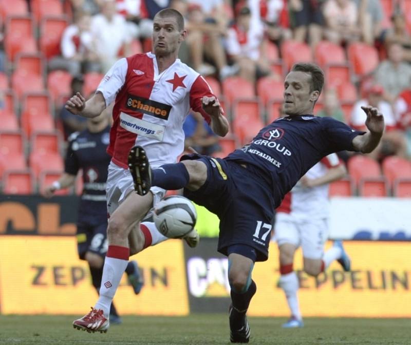 Slavia - Slovácko: Martin Kuncl ubránil soupeře