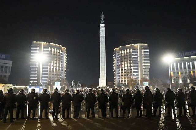 Při krvavých demonstracích v Kazachstánu zemřelo třináct policistů.