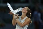 Petra Kvitová s vítěznou trofejí. Prestižní turnaj v Madridu ovládla potřetí v kariéře.