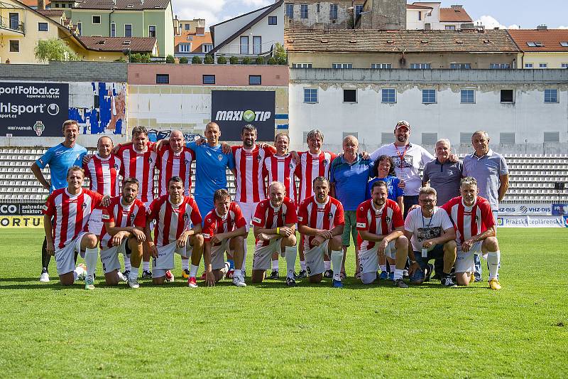 Fotbalové utkání bývalých hráčů FK Viktoria Žižkov a SK Slavia Praha k výročí 115. narozenin klubu Viktorie Žižkov 29. července v Praze. Týmová fotografie.