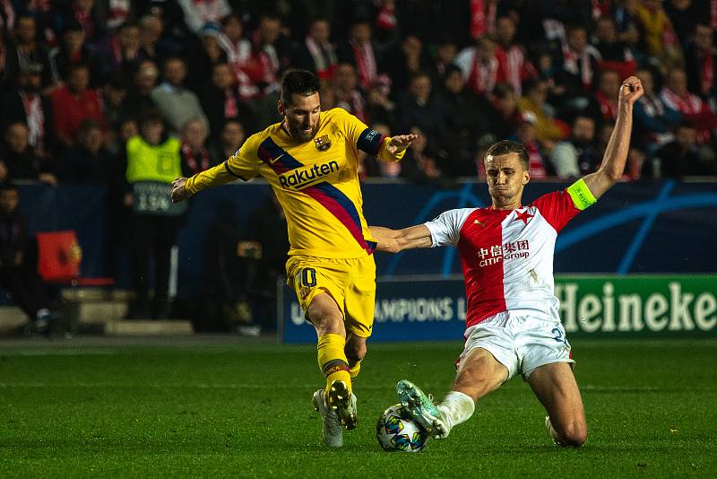 Fotbalový zápas skupiny F (liga mistrů), SK Slavia Praha - FC Barcelona, 23. října 2019 v Praze. Na snímku zleva Lionel Messi, Tomáš souček.