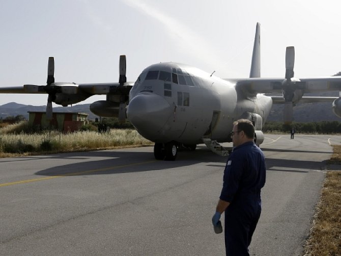 Do pátrání po zříceném stroji se dnes brzy ráno zapojila řecká letadla, která vzlétla z Kréty a prohledávají oblast vzdálenou necelých 400 kilometrů jižně od ostrova Karpathos a 200 kilometrů severně od egyptského pobřeží.