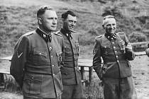 Tři vysocí důstojníci SS v letovisku Solahütte určeném pro nacistické německé stráže, správce a pomocný personál koncentračního tábora Osvětim-Březinka. Zleva velitel Osvětimi Richard Baer, doktor Josef Mengele a bývalý velitel Osvětimi Rudolf Hoess