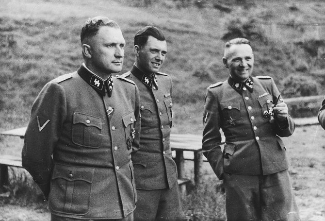 Tři vysocí důstojníci SS v letovisku Solahütte určeném pro nacistické německé stráže, správce a pomocný personál koncentračního tábora Osvětim-Březinka. Zleva velitel Osvětimi Richard Baer, doktor Josef Mengele a bývalý velitel Osvětimi Rudolf Hoess