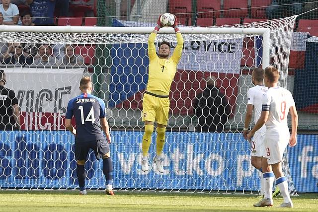 Tomáš Vaclík chytá! Proti brance se dívají Slovák Milan Škriniar a Češi Tomáš Souček a Bořek Dočkal.