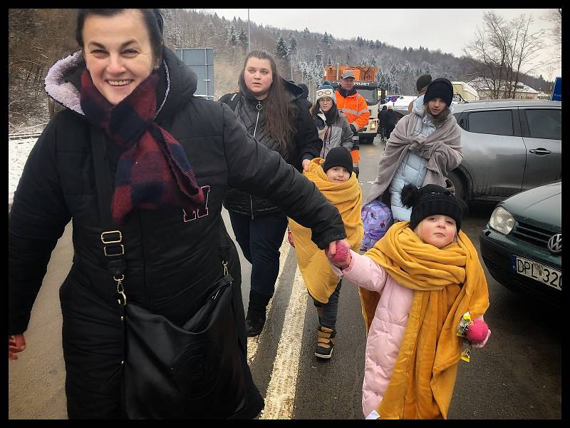 Ukrajinci prchající před válkou. S uprchlíky na polsko-ukrajinských hranicích strávil čtyřiadvacet hodin reportér Patrik Kaizr