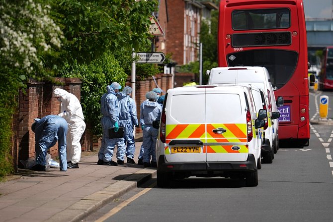 Muž v Londýně napadl mečem několik lidí, třináctiletý chlapec útok nepřežil