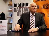 Autogramiáda knihy Václava Klause Chtěli jsme víc než supermarkety.