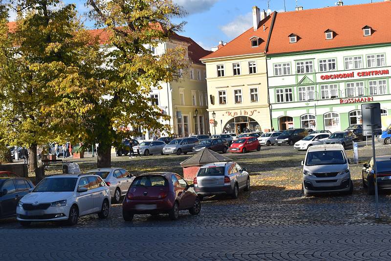 Nedostatek parkovacích míst ve městě se projevuje i jejich natěsnáním na náměstí. Parkovací místa z něj zabírají velkou plochu.