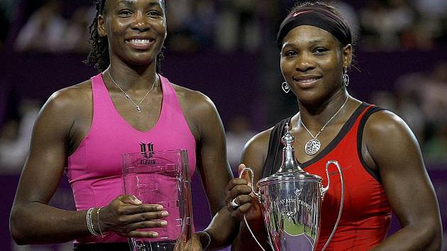 Serena Williamsová porazila na Turnaji mistryň starší sestru Venus.