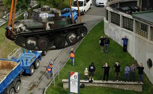 Slavnostní představení historického československého tanku LTP získaného do sbírek Vojenského historického ústavu z Peru. Tank byl jeřábem usazen na nádvoří muzea.