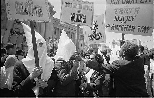 Členové Ku-Klux-Klanu se v roce 1964 objevili při manifestacích na podporu prezidentské kampaně Barryho Goldwatera