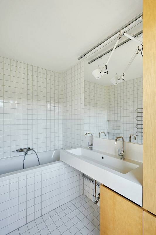 Koupelna na první pohled nevypadá útulně, ale skvěle zapadá do celého konceptu bytu