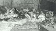 Fotografie z místa činu, znetvořené tělo Mary Jane Kellyové, páté oběti Jacka Rozparovače.