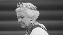 Královna Alžběta II. Na tomto snímku má na sobě jednu ze svých oblíbených korunek ze své sbírky. Jde o korunku, kterou dostala darem ke své svatbě v roce 1947 od královny Mary