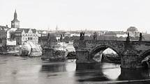 Poškozený Karlův most po povodni v září 1890