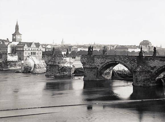 Poškozený Karlův most po povodni v září 1890