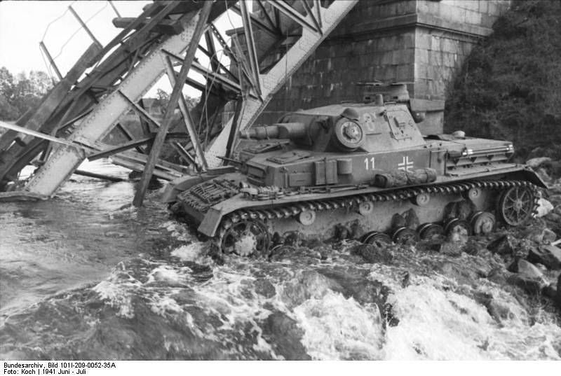 Německý Panzer IV 8. obrněné divize překračuje řeku u zničeného mostu během bojů v leningradském směru
