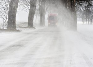 Sněžení na silnici. Ilustrační snímek