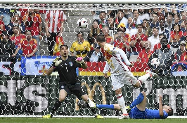 Italský gólman Buffon udržel čisté konto, poradil si i s nebezpečnou hlavičkou Moraty (na snímku).