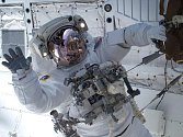 Američtí astronauti Rick Mastracchio a Clayton Anderson (na snímku) z raketoplánu Discovery připojenému k Mezinárodní vesmírné stanici (ISS) vystoupili do volného prostoru.