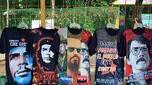 REVOLUCIONÁRSKY MERCH. Che Guevara, Carlos Fonseca, či mladý Daniel Ortega na tričkách s heslami revolúcie.